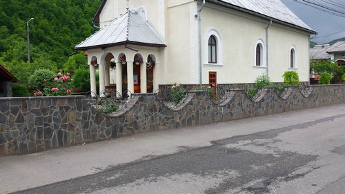 Poarta decorativa din fier si gard biserica cu model floral deosebit