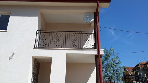 Balustrade exterioare locuinta, din panouri metalice cu elemente decorative.