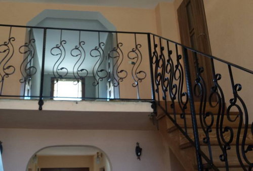 Balustrada interior cu elemente decorative metal
