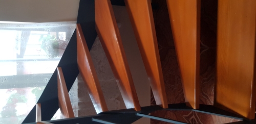 Scara metalica cu trepte de lemn