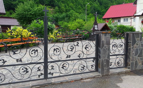 Poarta decorativa din fier si gard biserica cu model floral deosebit