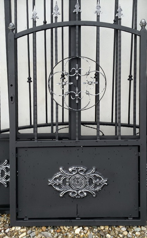 Poarta si panouri de gard din fier si tabla cu emblema model deosebit
