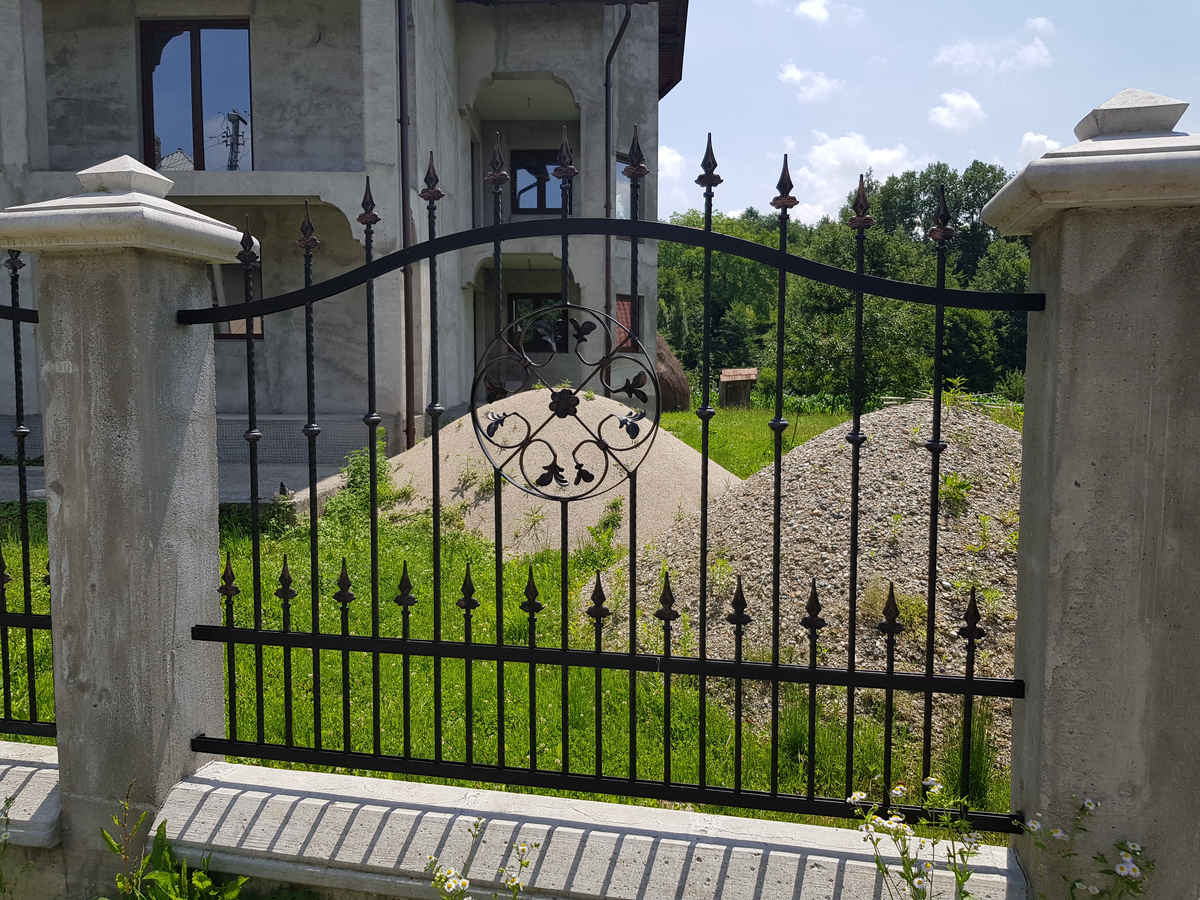 Porti si panouri de gard metalice