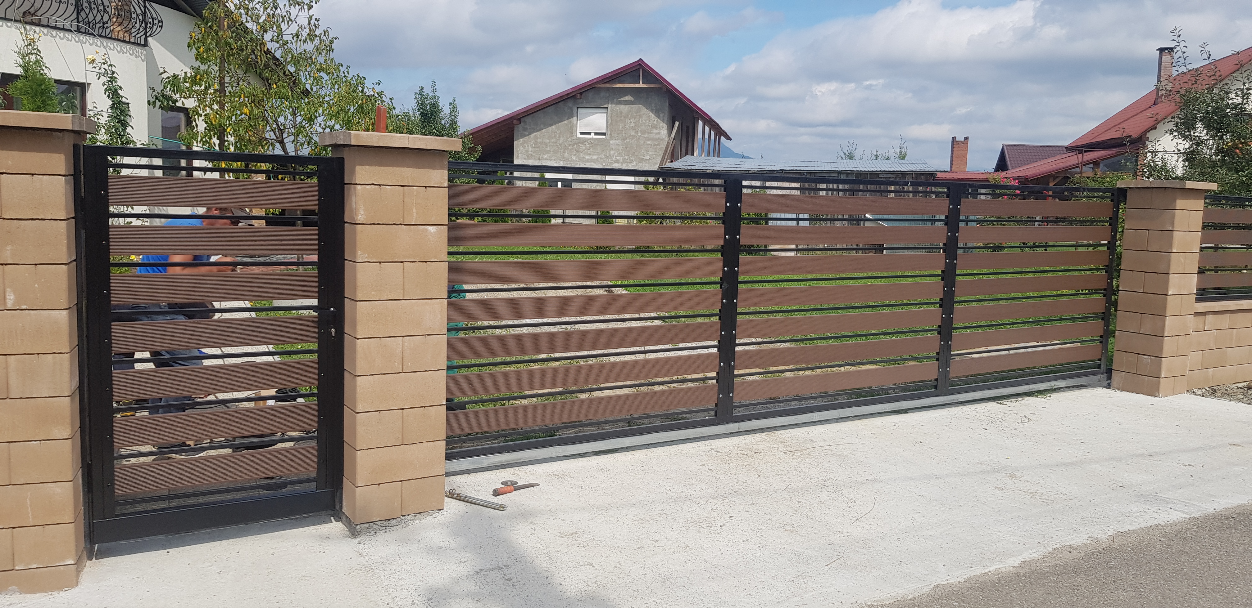 Porti si panouri de gard metalice