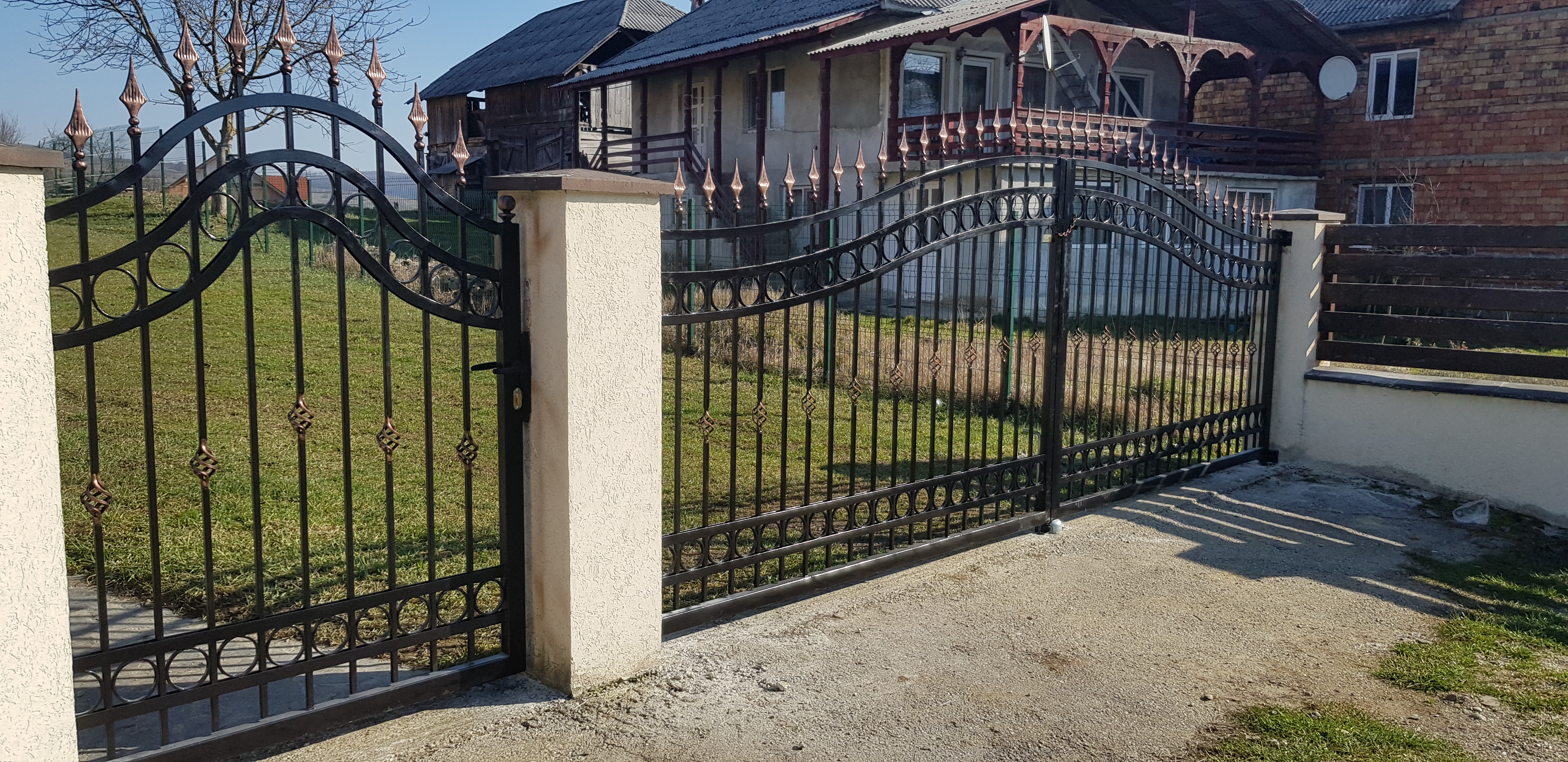 Porti si panouri de gard metalice