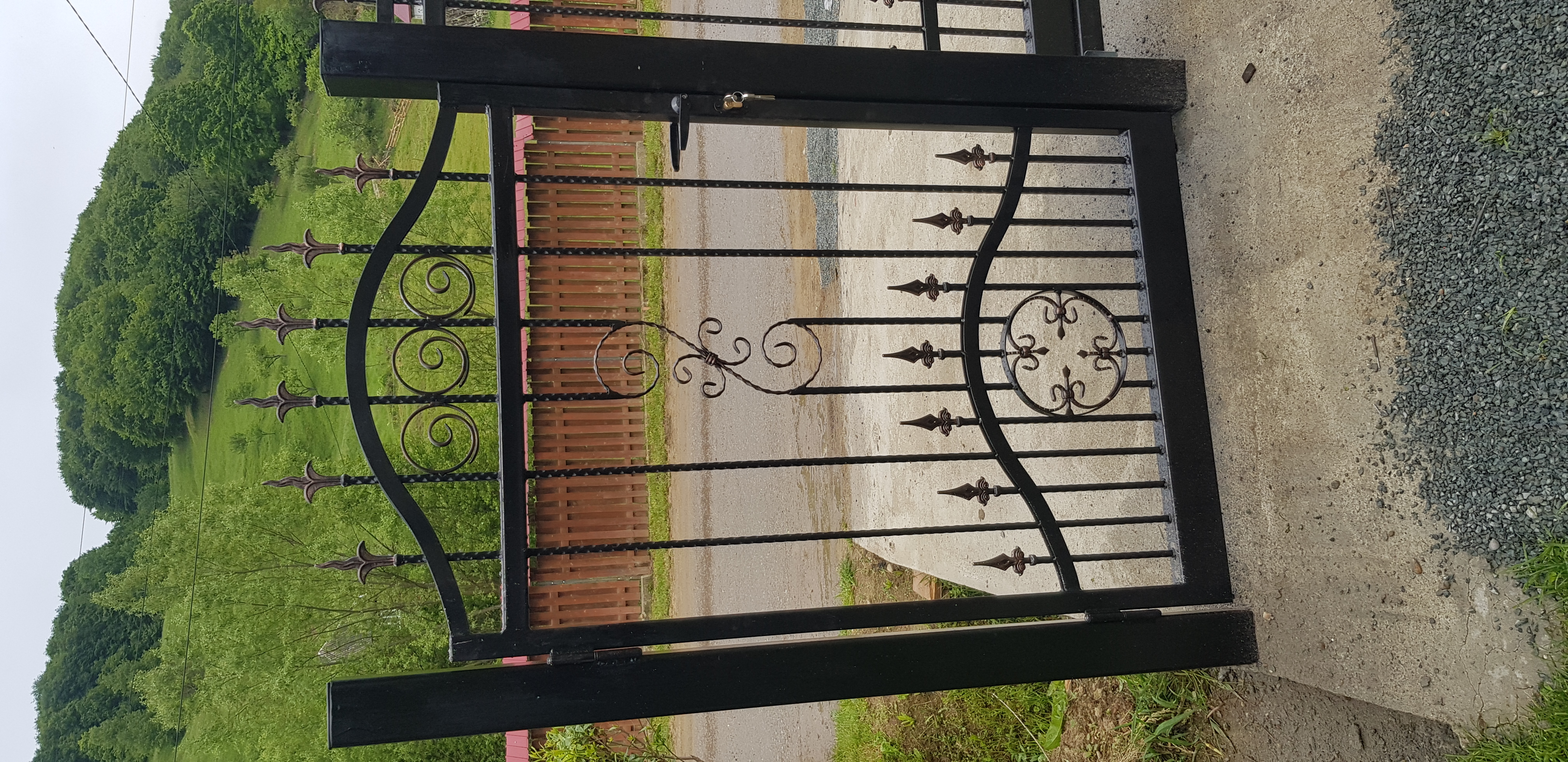 Porti si panouri de gard metalice