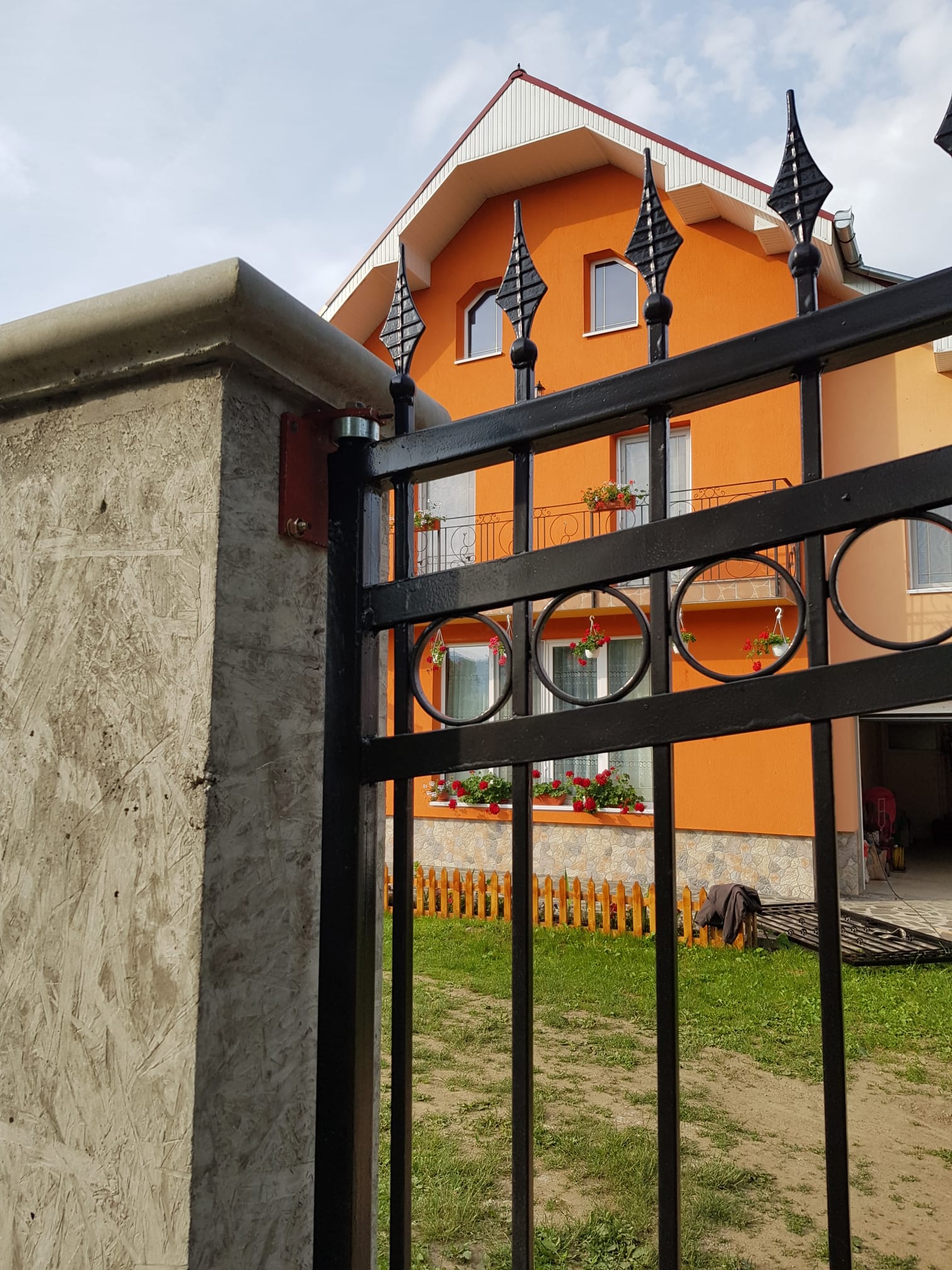 Porti si panouri de gard metalice