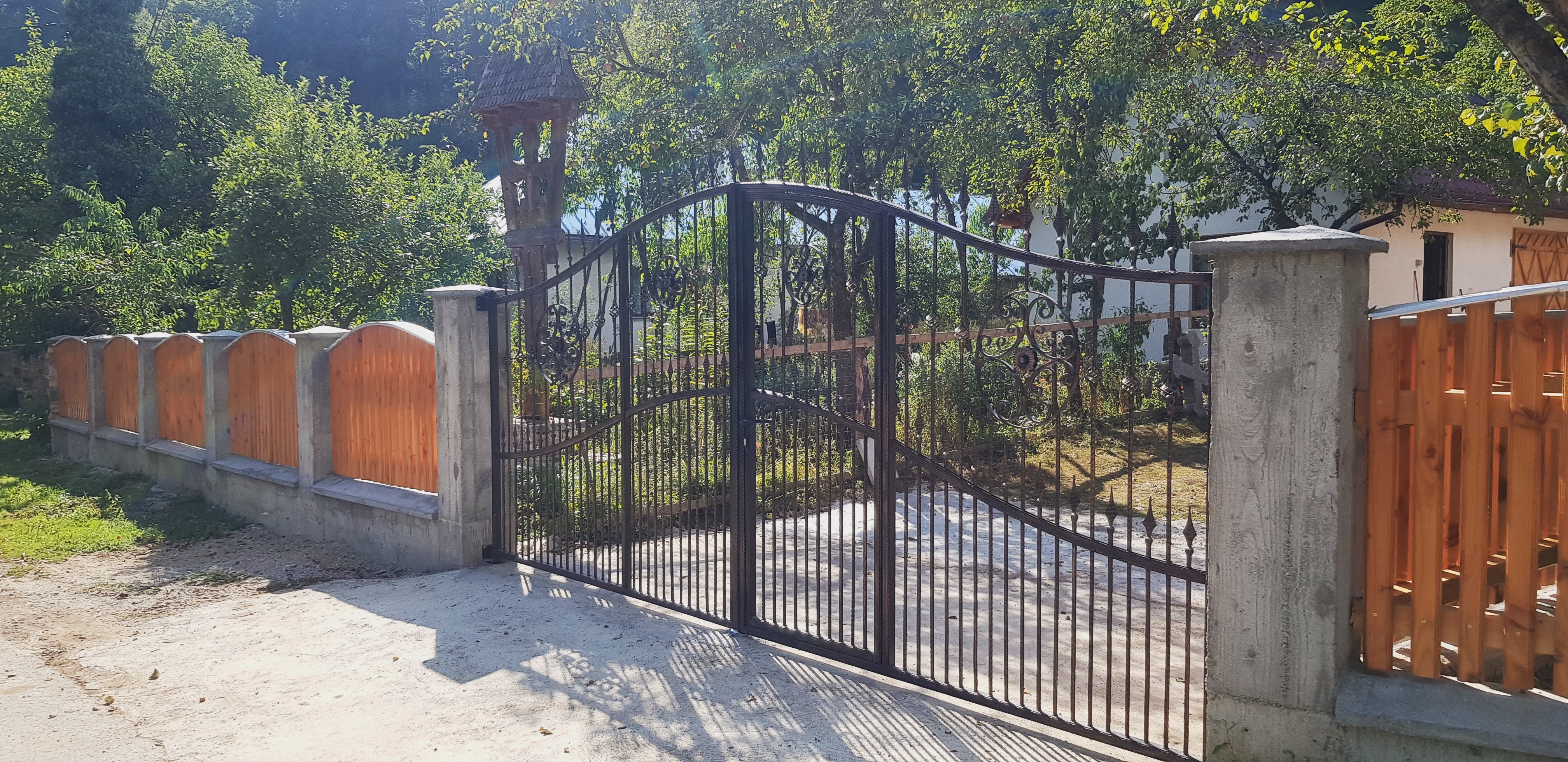 Porti si panouri de gard metalice