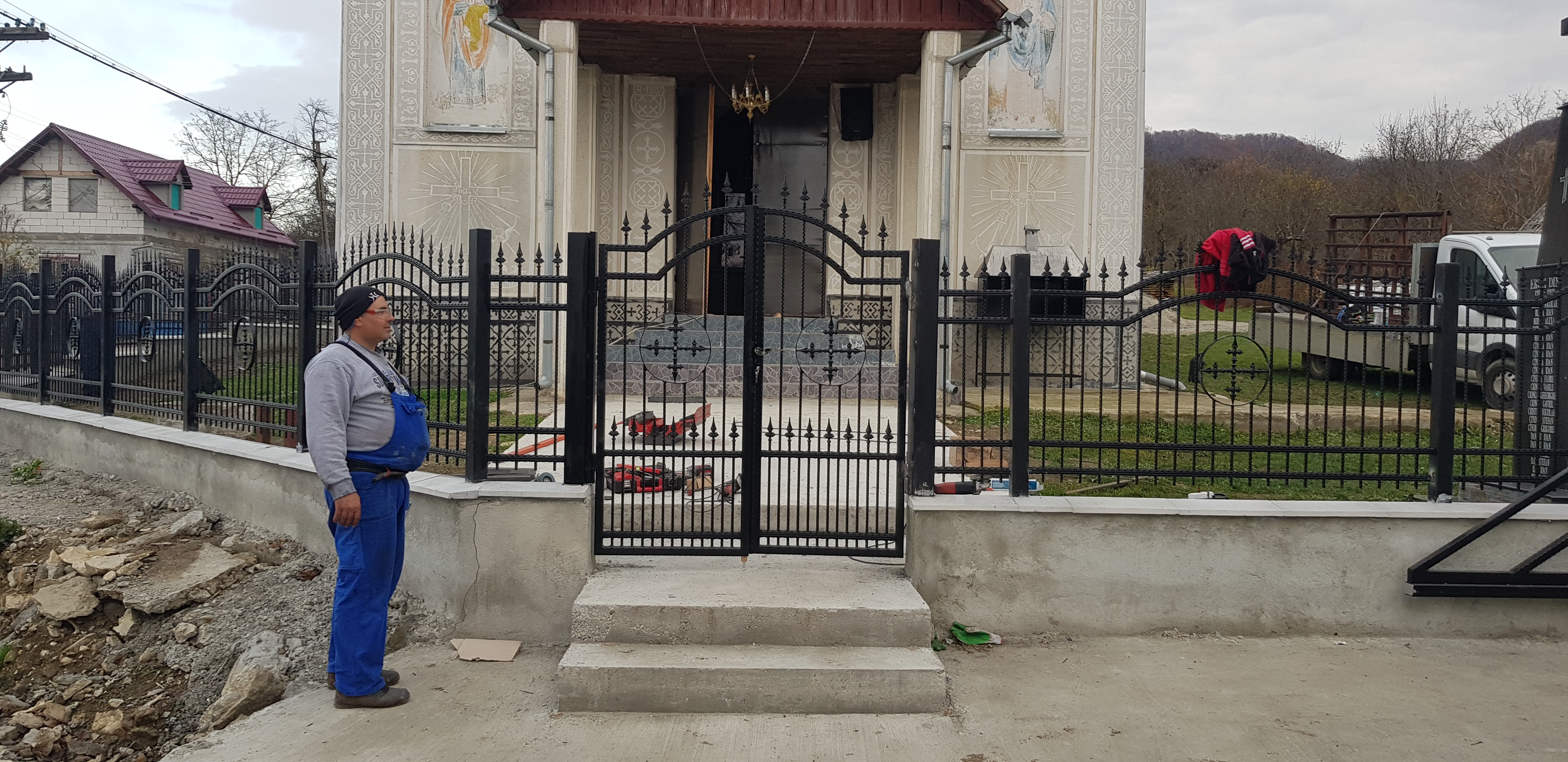 Porti si panouri de gard metalice