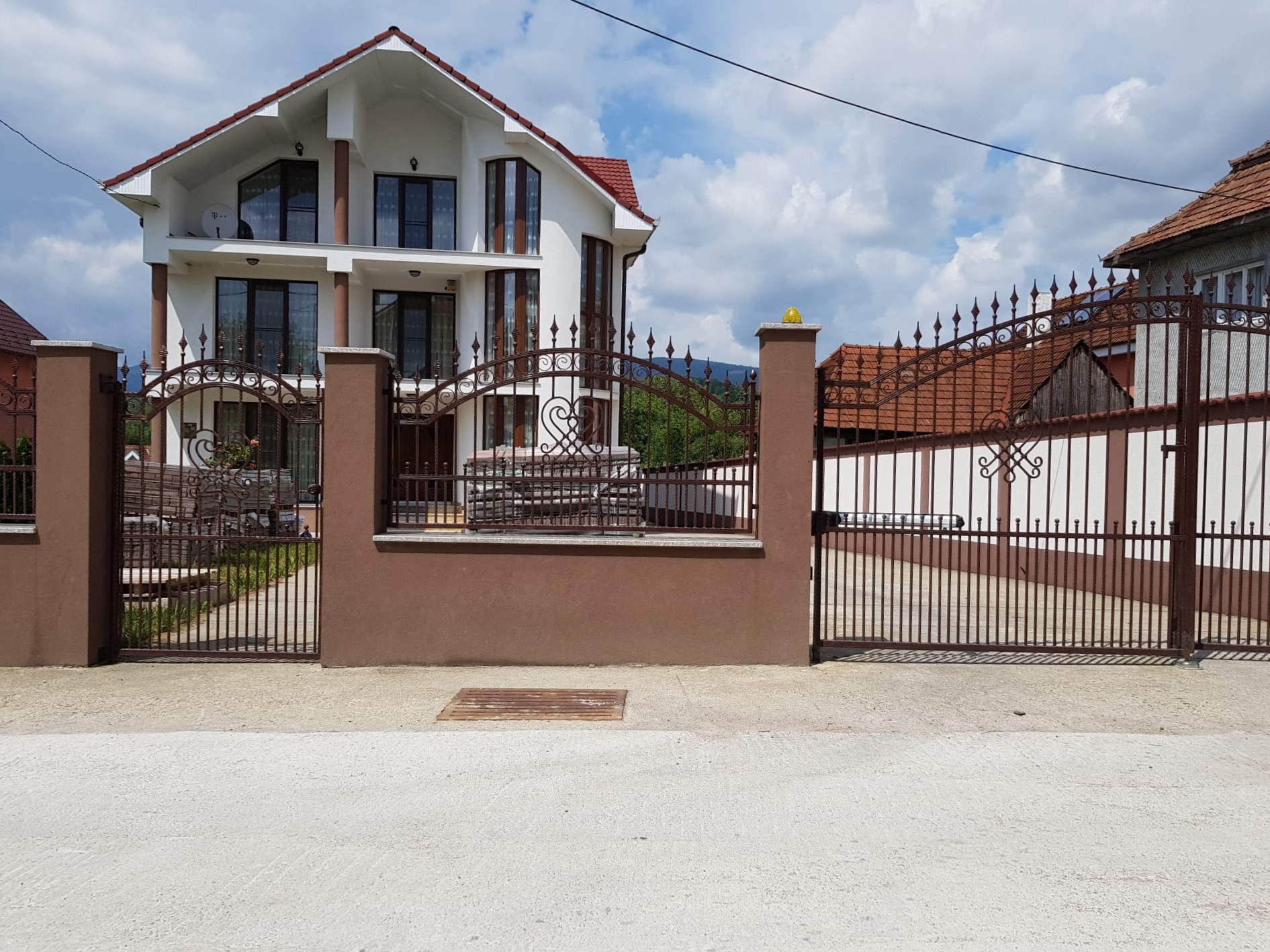 Porti si panouri de gard metalice